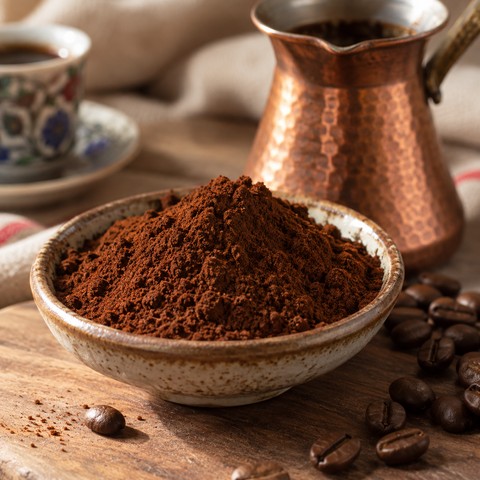 Очень мелкий кофейный порошок в небольшой керамической чаше